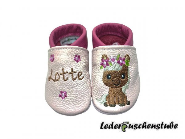 Lederpuschen in rosa-pink; Namen (braun) 3 Blumen (pink-weiß) & Boho Pony (braun-creme-dunkelbraun-schwarz weiß Blumen pink-weiß, rosa-pink, hellgrün)