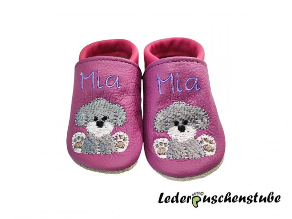 Lederpuschen flieder-pink mit Namen beiderseits am Spann (lila) und beiderseits Stickerei Hund