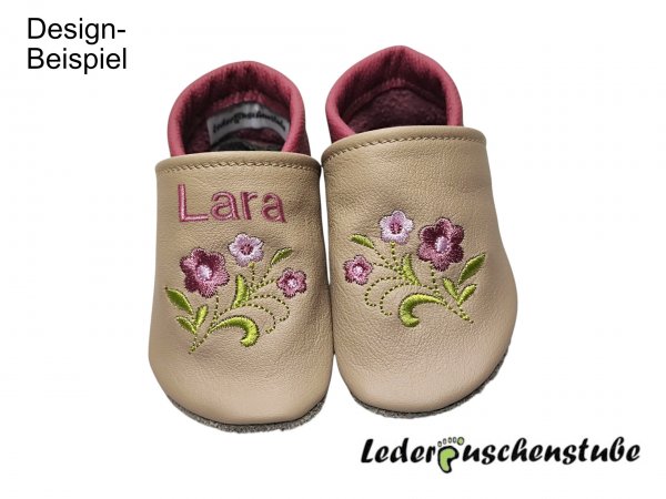 Lederpuschen beige-altrosa mit rechts Namen am Spann (altrosa) sowie beiderseits Stickerei Blumenstrauß (hellgrün-altrosa-rosa)