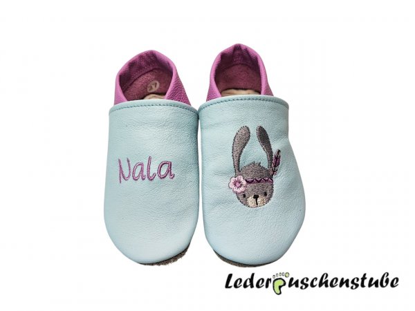  Lederpuschen/Krabbelschuh in eisblau-flieder, rechts Namen flieder und links Stickerei Boho Hase (steingrau-flieder-rosa) Die Krabbel Krabbe