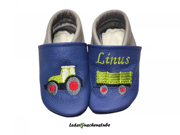 Krabbelschuhe Baby mit Namen – Lederpuschen jeansblau-steingrau mit Namen hellgrün linker Spann, Traktor Anhänger hellgrün-rot