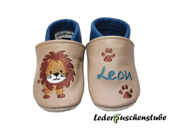Lederpuschen beige-azur, Namen azur und Tatzen rotbraun, rechts Löwe steht ocker-rotbraun-weiß-schwarz