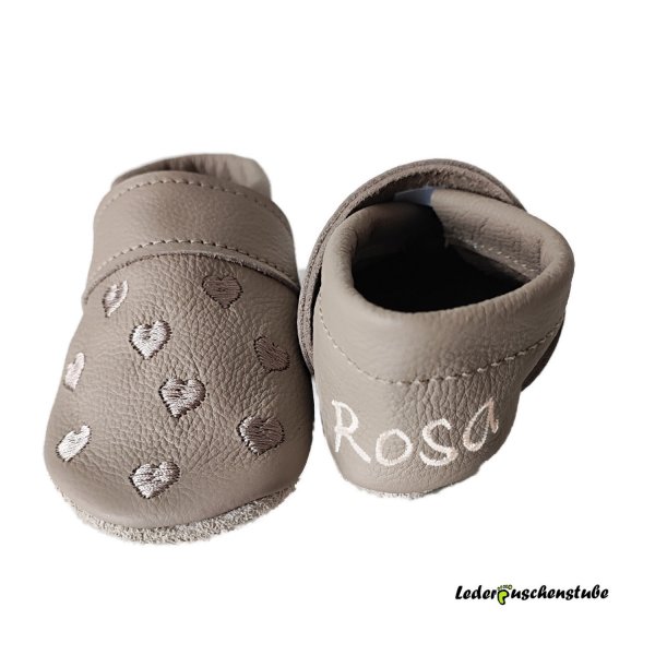 Lederpuschen beige, Lederspannband beige; Herzchen beige, mit Namen links Ferse creme