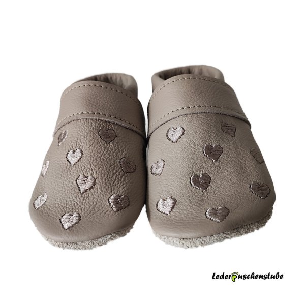 Lederpuschen beige, Lederspannband beige; Herzchen beige