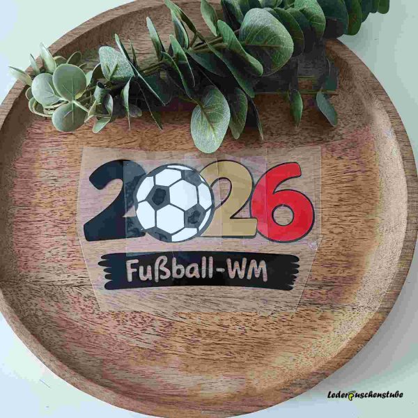 Hier habe ich das fertig geschnittene Motiv 2026 Fußball WM auf einen Holzteller zusammengelegt.