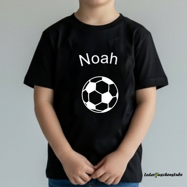 Plotterdatei Fußball mit Namen Design am T-Shirt