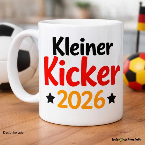 Plotterdatei Kleiner Kicker! Design auf einer weißen Tasse