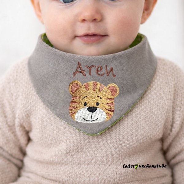 Wendehalstuch: Vorderseite Jersey steingrau mit Stickerei Tigergesicht und Namen (rotbraun); Rückseite Jersey hellgrün Punkte weiß, Druckknopf weiß als Designbeispiel am Baby