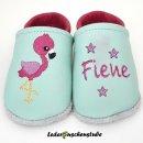 Lederpuschen Namen und 3 kleine Sterne links, rechts Flamingo stickgedöns