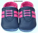 Lederpuschen-als-Turnschuh-dunkelblau-pink-Streifen-pink-Schnürsenkel-gestickt-pink-anthrazit