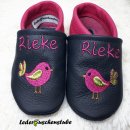Lederpuschen dunkelblau-pink, beiderseits Vogel (pink,helgrün,orange) von Rock Queen, beiderseits am Spann den Namen (pink)