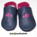 Lederpuschen dunkelblau-pink mit beiderseits Herzballons (pink) (TmG)