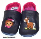 Lederpuschen dunkelblau-pink mit rechts Cowgirl und links Pony (braun-creme)