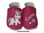Lederpuschen pink-weiß mit rechts Einhorn und links 3 Sterne weiß-rosa-lila, schräg  den Namen weiß