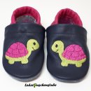 Lederpuschen-mit-Stickerei-Schildkröte-pink-lederpuschenstube.jpg