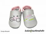 Krabbelschuhe in grau-rosa, mit rechts Stickerei Fahrrad (Ramen rosa) und links mittig den Namen rosa und Straße