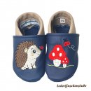 Lederpuschen dunkelblau-beige mit beiderseits Stickerei Igel Jori (beige-dunkelbraun-hellbrau-schwarz-weiß Marienkäfer rot-schwarz-weiß) & Pilz mit Marienkäfer (rot-weiß-hellgrün-schwarz)