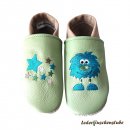 Krabbelschuhe personalisiert – Lederpuschen pistazie-beige, Sterne azur-tannengrün-beige-taupe und links Monsterstern azur-tannengrün-beige-weiß-schwarz