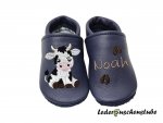 Personalisierte Krabbelschuhe in dunkelblau mit Namen (cappuccino), süßem Kuh-Motiv und gestickten Hufabdrücken (dunkelbraun) von Lederpuschenstube.