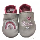 Lederpuschen steingrau-altrosa mit Stickerei Regenbogen grau-altrosa-rosa-grau herz rosa rechts und links Namen rosa mit Herzen altrosa-grau