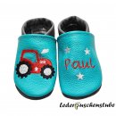 Krabbelschuhe für Babys und Kinder in türkis-anthrazit, mit rechts Traktor (rot-grau-schwarz--grau-anthrazit-weiß), links Name (rot) mit 3 Sterne (grau)