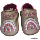Krabbelschuhe in cappuccino-altrosa mit Namen beiderseits Spann (altrosa) und beiderseits Regenbogen (grau-rosa-altrosa-grau) Herz (altrosa)