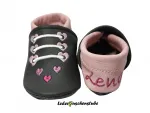 Lederpuschen anthrazit-rosa, Sport Herzen rosa-weiß-orchidee-pink und beiderseits Namen Ferse Schrift 4 pink