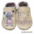 Lederpuschen in beige-mauve nude mit Namen (mauve nude) Leine (steingrau-rosa-mauve nude) links und rechts Mausmädchen (steingrau-schwarz-mauve nude-rosa)