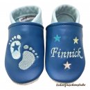 Krabbelschuhe azur-eisblau; mit Namen links eisblau Sterne türkis-hellgrün-beige und Fußabdruck eisblau Stern türkis