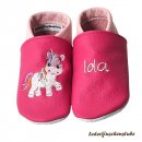 Krabbelschuhe in pink-rosa mit rechts Einhorn und links Namen weiß