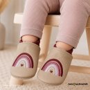Krabbelschuhe in beige-burgunder, beiderseits Regenbogen (burgunder-altrosa-rosa-creme Herz burgunder  (Ki generiertes Produktbild)