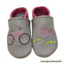 Lederpuschen Baby in steingrau-altrosa mit Namen, Straße und Fahrrad altrosa