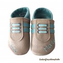Lederpuschen als Turnschuh in beige-pastelltuerkis, Stickerei Schnürsenkel (passteltürkis-anthrazit) und Streifen (pastelltuerkis) und beiderseits vorne den Namen (pastelltürkis)