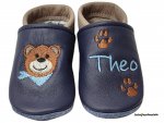 Lederpuschen dunkelblau-beige, rechts Bär mit Tuch hellblau und links Namen hellblau und 2 kleine Tatzen braun