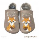 Lederpuschen beige-creme mit beiderseits Namen am Spann (creme) und beiderseits Stickerei Fuchs Freda in (orangebraun-weiß-dunkelbraun-schwarz) 
