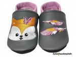 Lederpuschen anthrazit-orchidee, Fuchs-Indianer und Federn, linke Ferse Namen pink