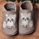 Lederpuschen in cappuccino-beige und Stickerei Waschbär Tapsi (creme-beige) 