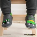 Handgemachte Lederpuschen anthrazit-mittelgrün mit Namen mittelgrün Traktor mit Anhängerladung mittelgrün grau maisgelb für Baby (Hinweis: Das Produktfoto dient als Anwendungsbeispiele und wurden zur Veranschaulichung digital (KI-Mockup) erstellt.